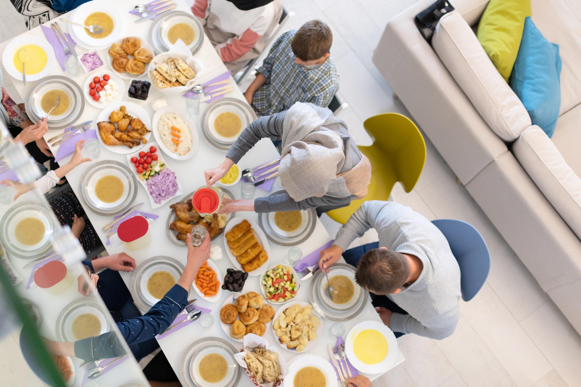 Zespół omawia menu przy stole warsztatowym